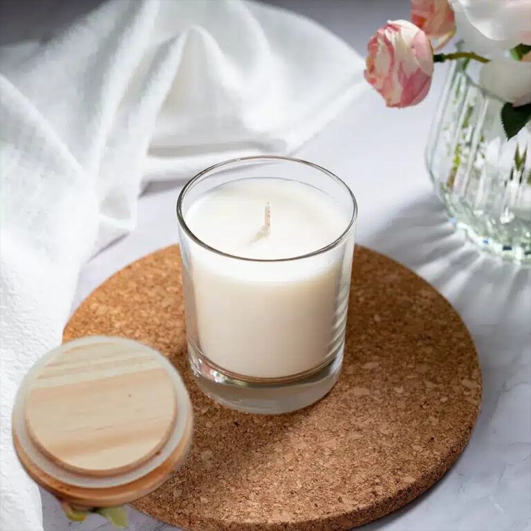 Transparentes Glas mit Holzdeckel