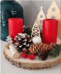 Dekoratives Naturbeutel mit Tannenzapfen, Tannen, Beeren und Blättern.