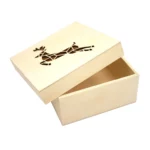 Holzbox mit Laserschnitt-Motiv Origami-Rentier, Maße 11,3 x 11,3 x 5 cm.