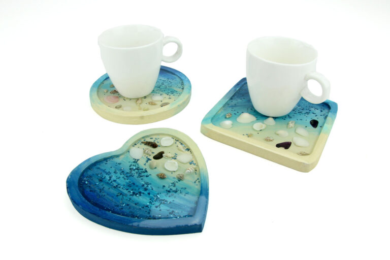 Set aus 4 runden Holzuntersetzern, Durchmesser 11 cm.