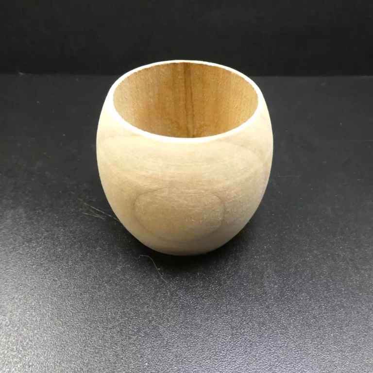 Serviettenring aus Holz, Maße 5 x 4 cm.